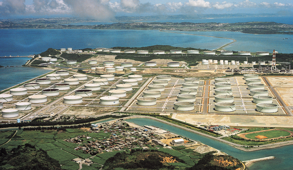 弊社製品が使用された沖縄石油コンビナート写真提供:千代田化工建設（株）殿
